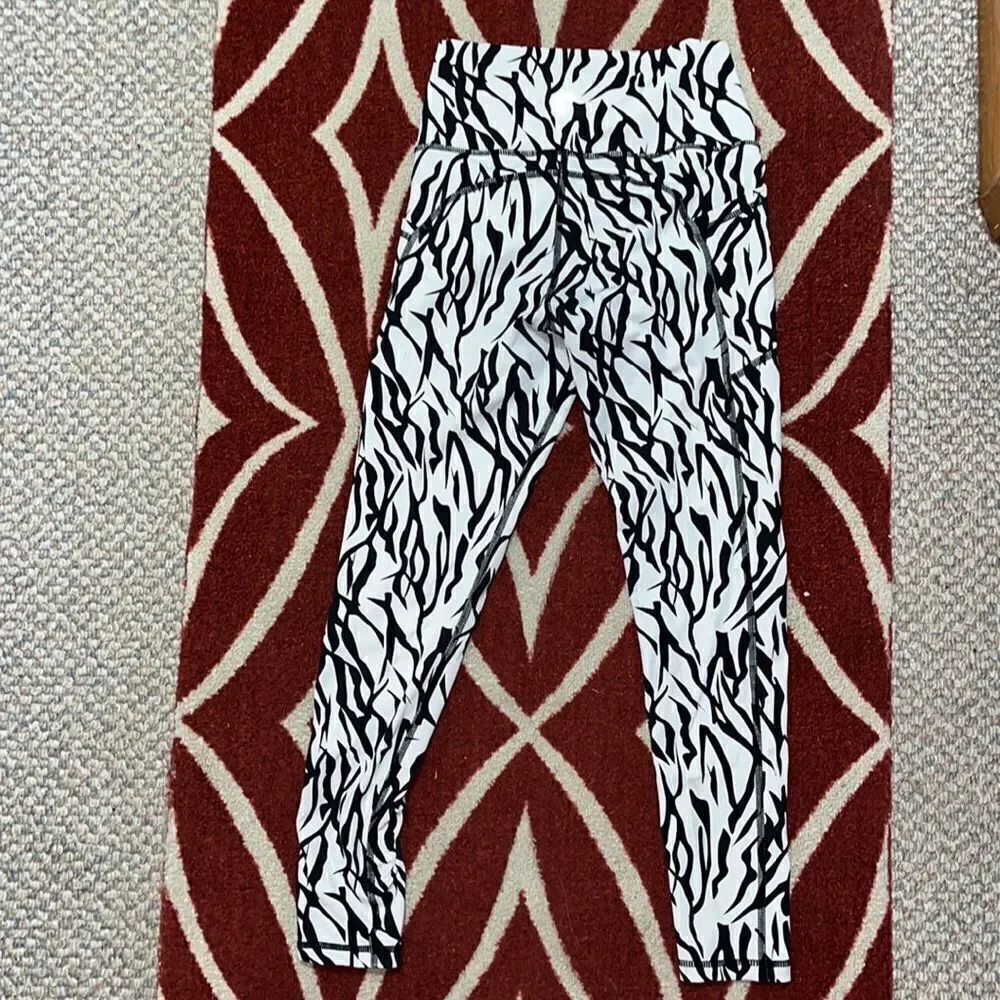 EUC WOMEN SIZE 4 ZYIA ACTIVE SAFARI POCKET BRILLIANT HI-RISE 7/8 ZEBRA LEGGINGS